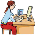 Eine weiße Frau sotzt vor einem Computer an einem Schreibtisch.