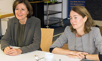 Rechts sitzt Bundesfamilienministerin Dr. Katarina Barley, links die rheinland-pfälzische Ministerpräsidentin Malu Dreyer.