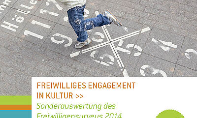Titelbild der Publikation "Freiwilliges Engagement in Kultur". Das Bild zeigt ein Kind, das auf einem Bein über bemalten, gepflasterten Boden hüpft. 