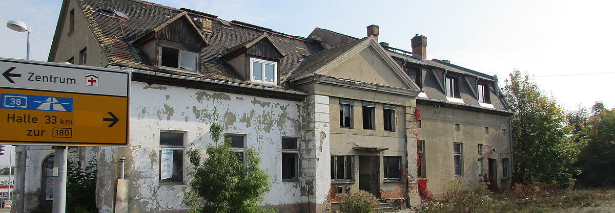 Leerstehendes Haus mit Verkehrsschild in Eisleben. 