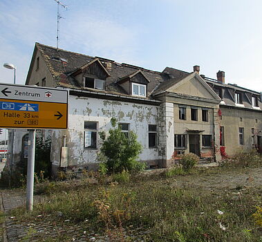 Leerstehendes Haus mit Verkehrsschild in Eisleben. 